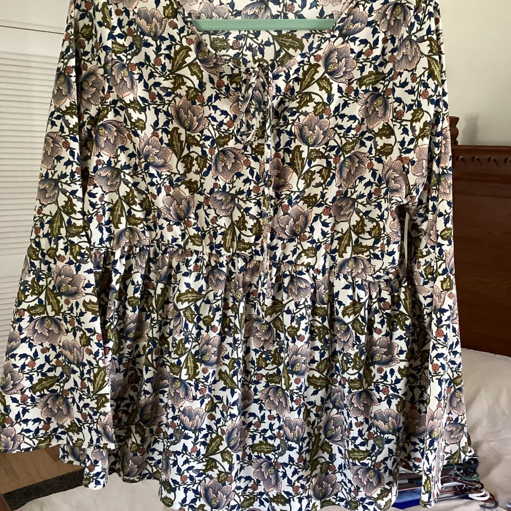 Elizabethan blouse, size XL, from Signature Studio, NWOT
